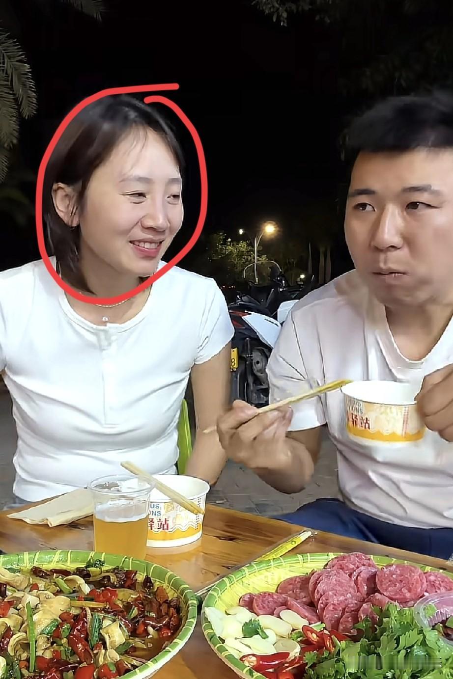 秋天妈妈看张纹铭的眼神都拉丝了。

我要是她可得长个心眼，男的也没说要娶她，两个