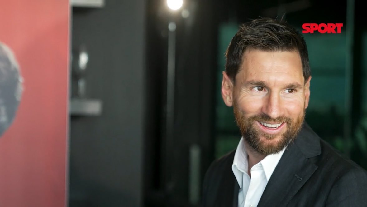 接受每体采访时的西装小梅