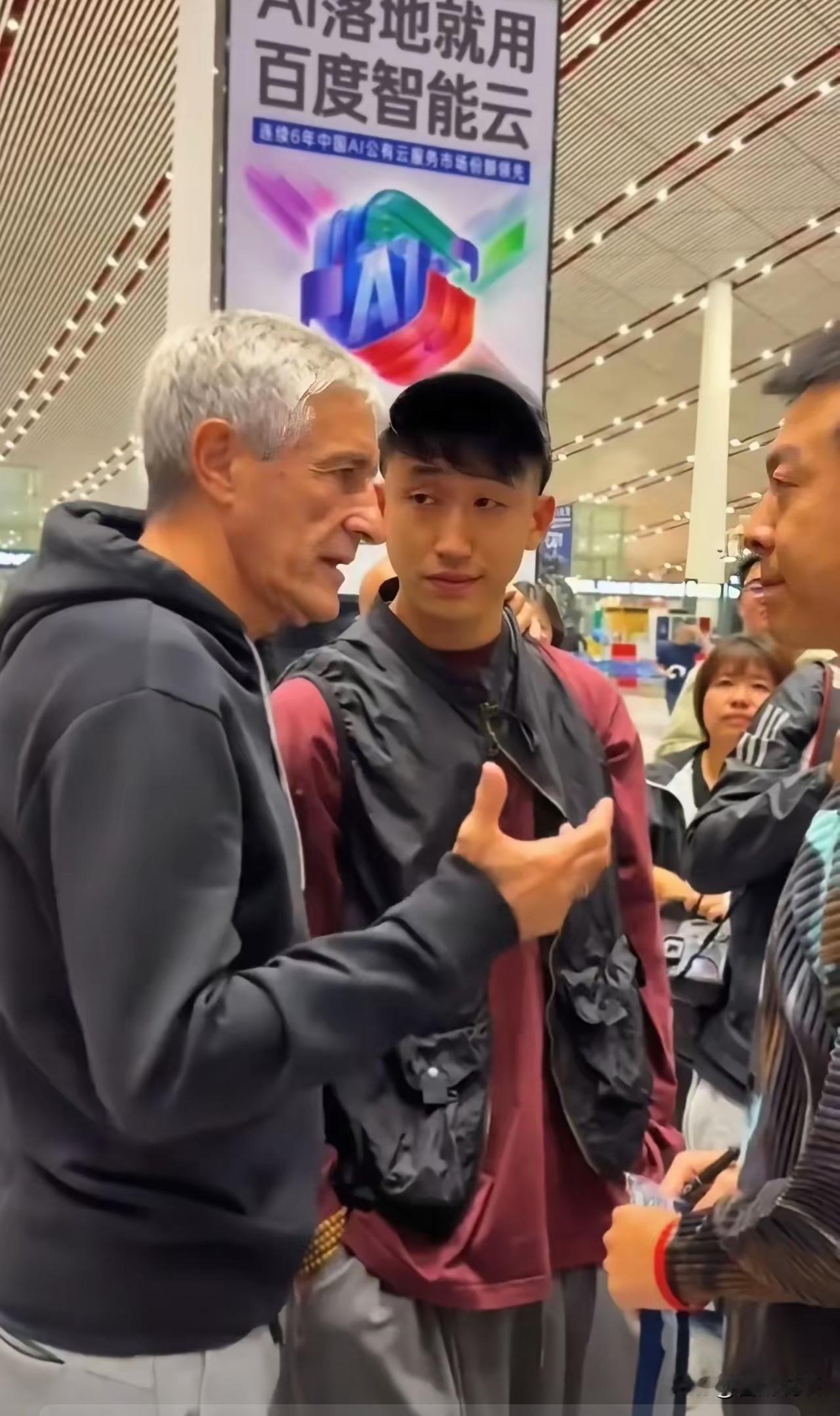 凌晨五点的机场最见人心！塞蒂恩离京，全队就张源来送，这画面比赢球输球还戳人。

