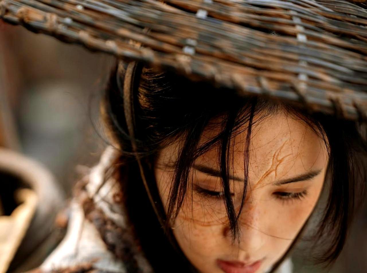 追开年爆剧《逐玉》的，是不是越看越别扭？
 
设定是乱世丧亲的杀猪女，要赚钱养重