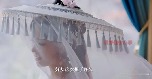 罗云熙嗑cp表情简直演我 罗云熙那个认真看剧时的小眼神，简直就是在演我！看他那模