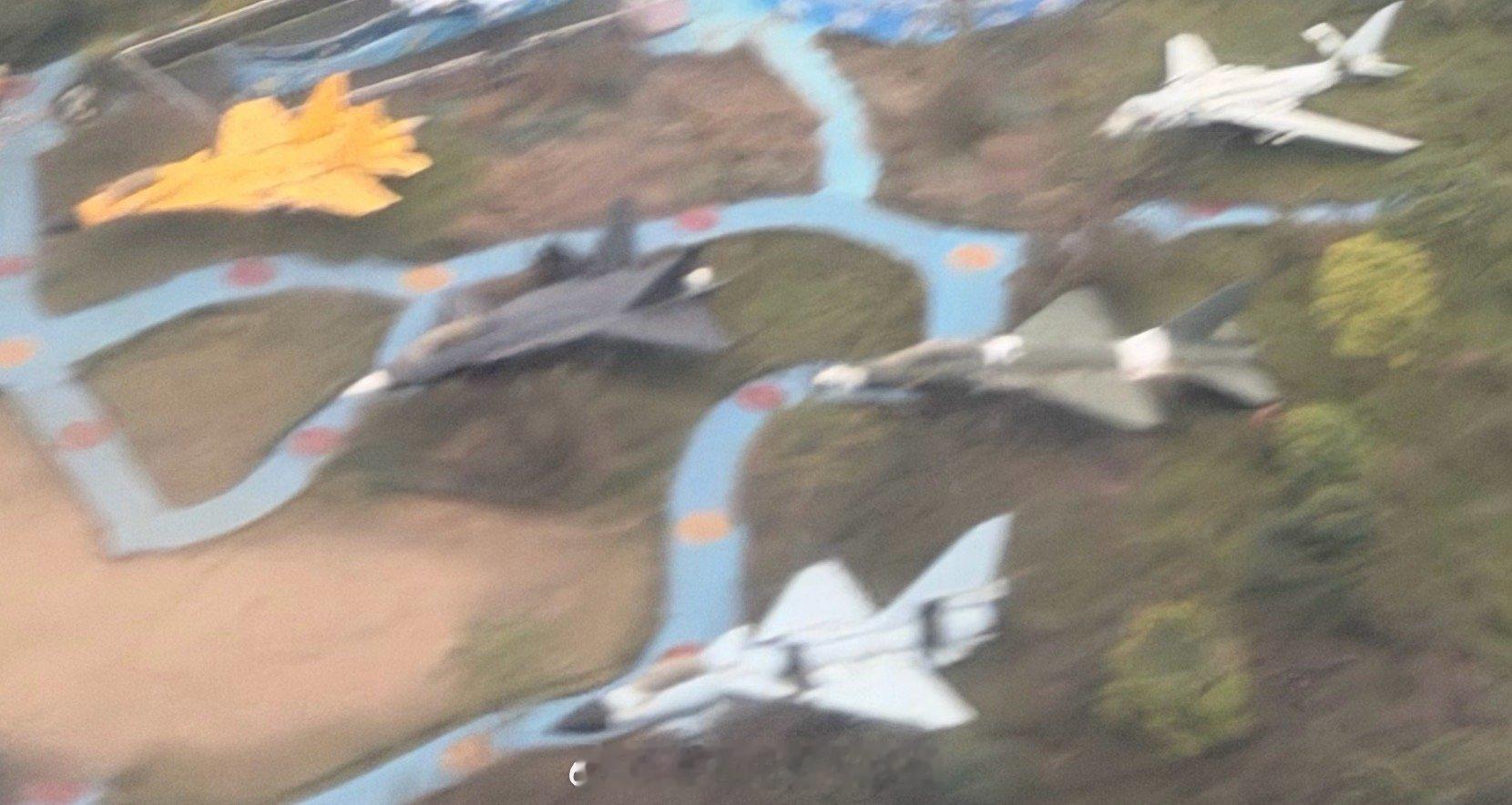 来成都就是拍飞机啦！一打开相机： 