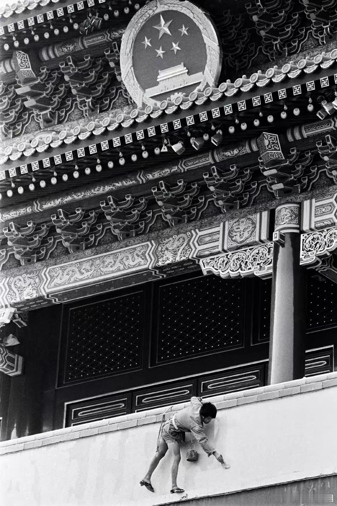 1968年，工匠粉刷天安门城楼。[赞] 