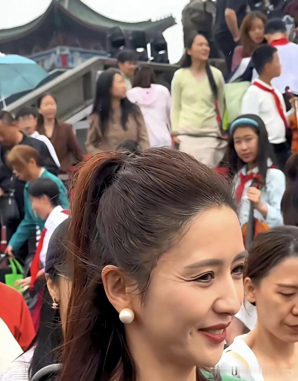 这是42岁女明星的真实颜值，没有美颜和滤镜，明星的脸上也有鱼尾纹，有法令纹，头上