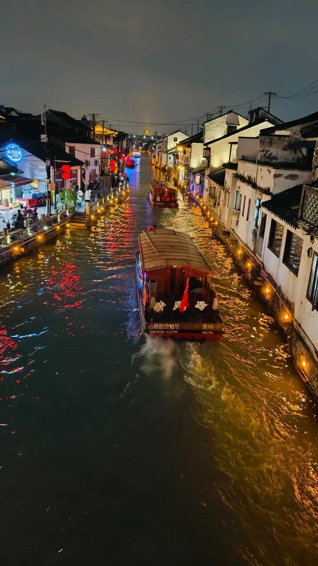 夜游苏州古运河，红灯笼点缀水乡情。