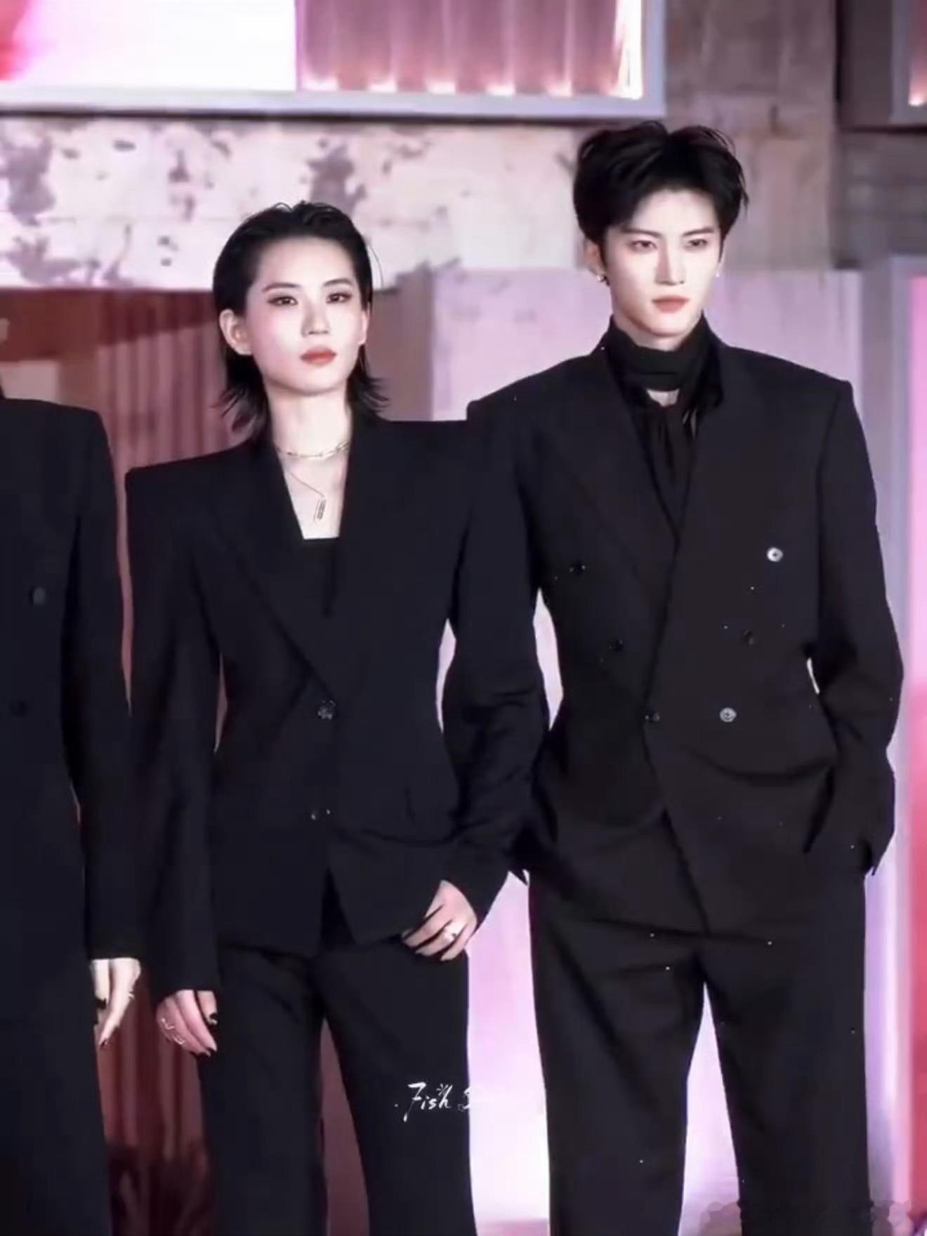 桉哥和燃姐同框，这是什么神仙组合！但是吧闫桉和陆柯燃两家怎么讨论起来了？这是怎么