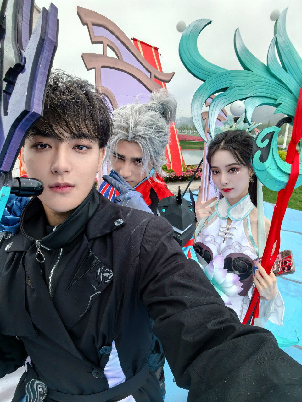 #徐艺洋发了和黄子韬的合照# 咦呼呼 两人终于合照了，但是姜潮在中间[并不简单]