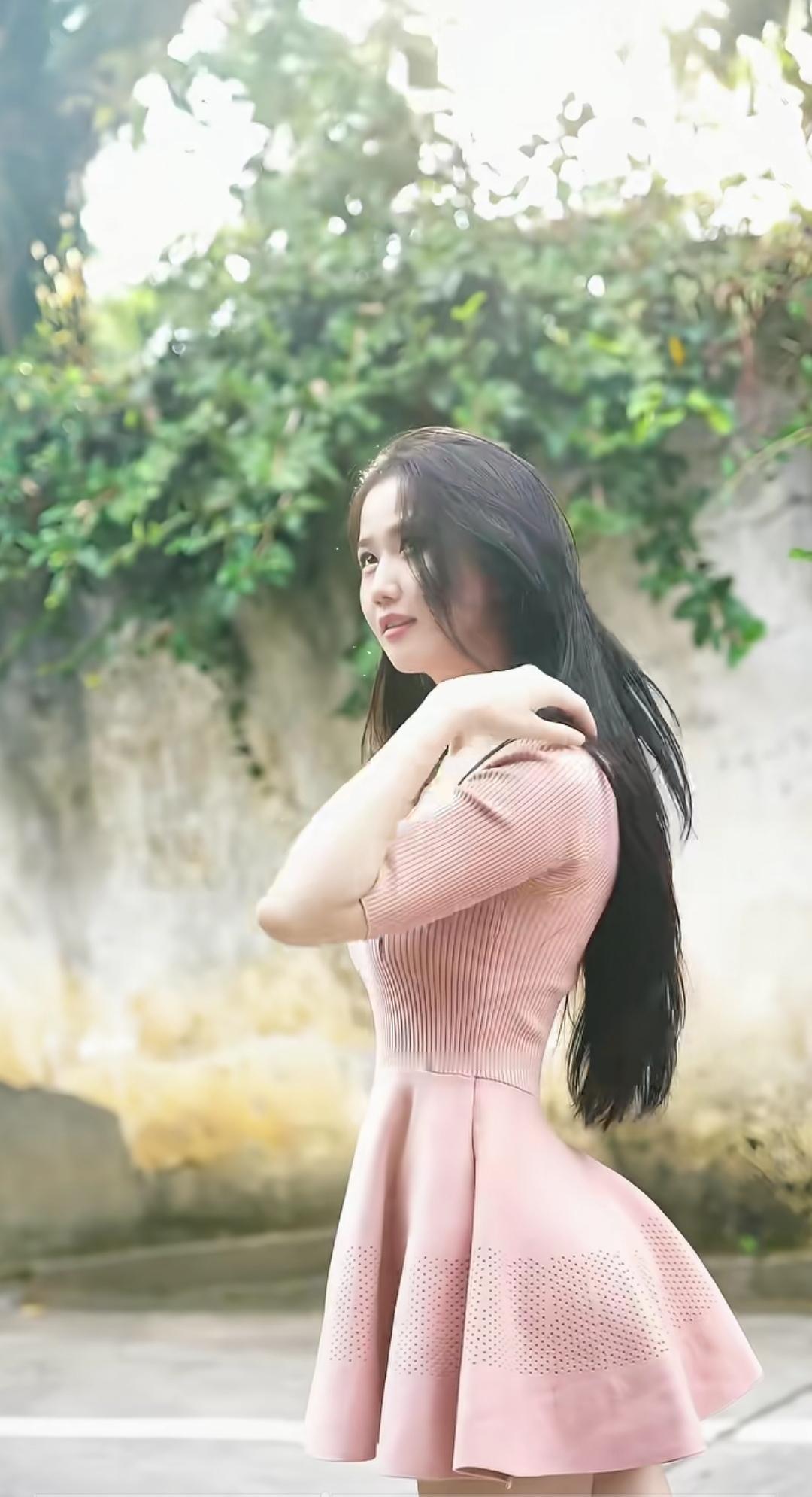 风一样的曼妙女子，在秋天的小巷里穿过。什么样的女人才是人间最美丽的风景 街拍美女