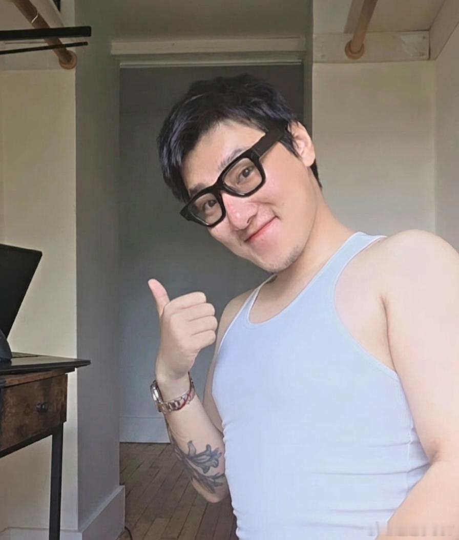 男人，如酒！经过今天的自拍照，确信越来越多美丽女子会喜欢我，因为野性与勇猛都融化