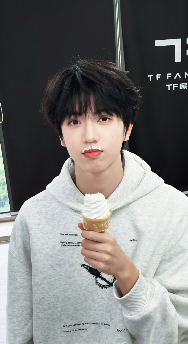 张桂源上网才知道自己成田赫之子了 张桂源你可一定要多自拍让这张脸造福所有人啊！这