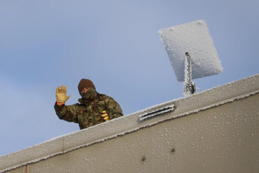 2025年11月4日，美国阿拉斯加有组织民兵成员在阿拉斯加贝塞尔安装无线电和星链