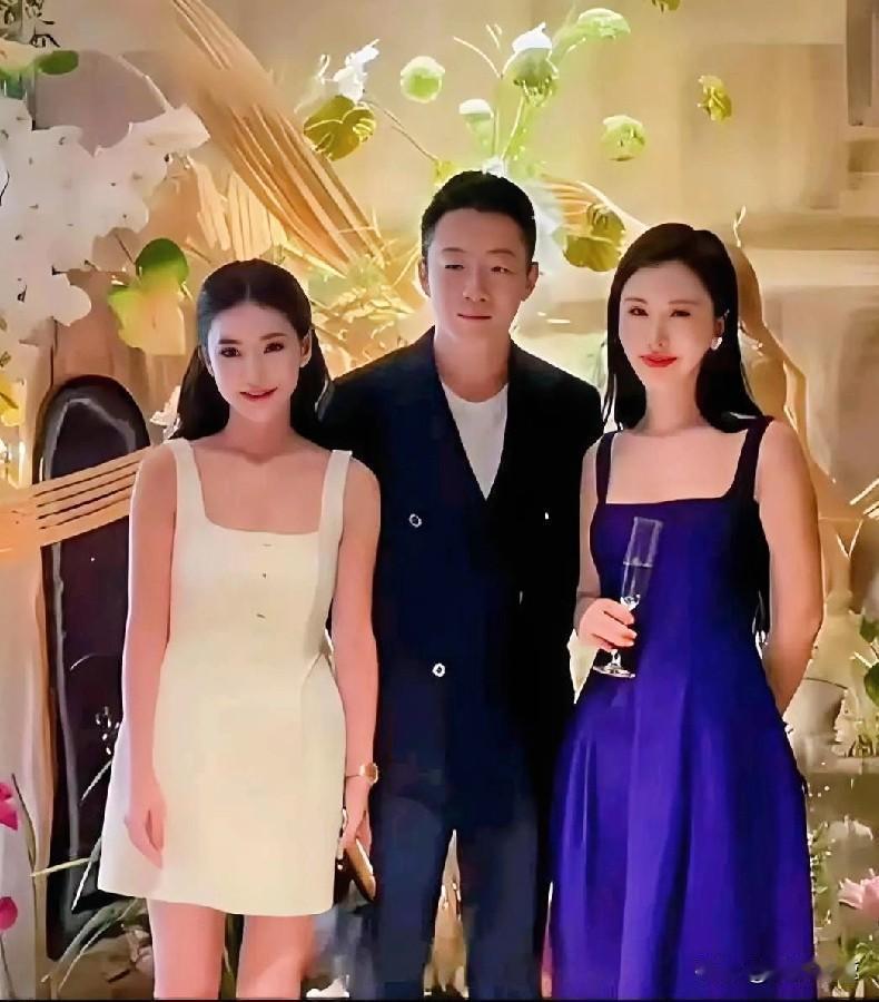 看田朴珺汪小菲同框，真替马筱梅尴尬！不知情的人，压根分不清谁才是汪太太。汪小菲站