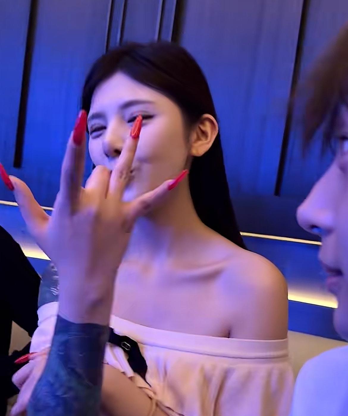 网红老白体验“精神小妹”的一天，不得不说，她们的一天真的是浪费大好时光，而且这个