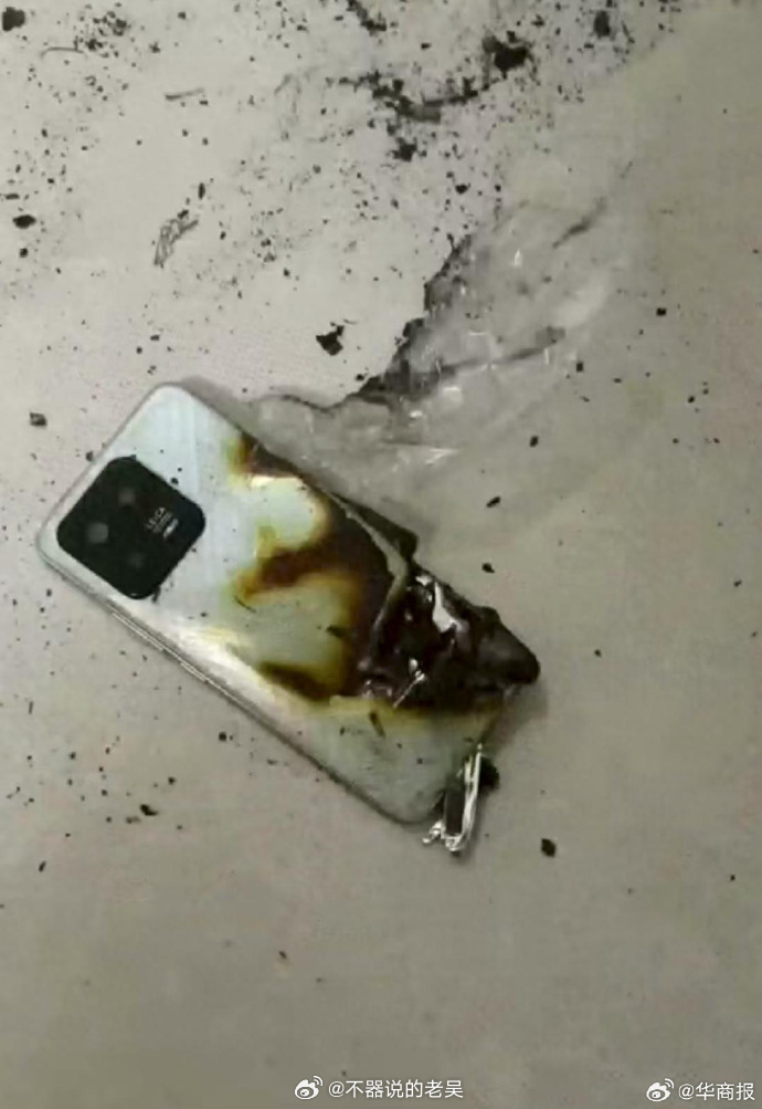 小米手机突然爆炸致3岁男童受伤 这个新闻有意思，偏偏在王腾离职的时候爆出来。一遍