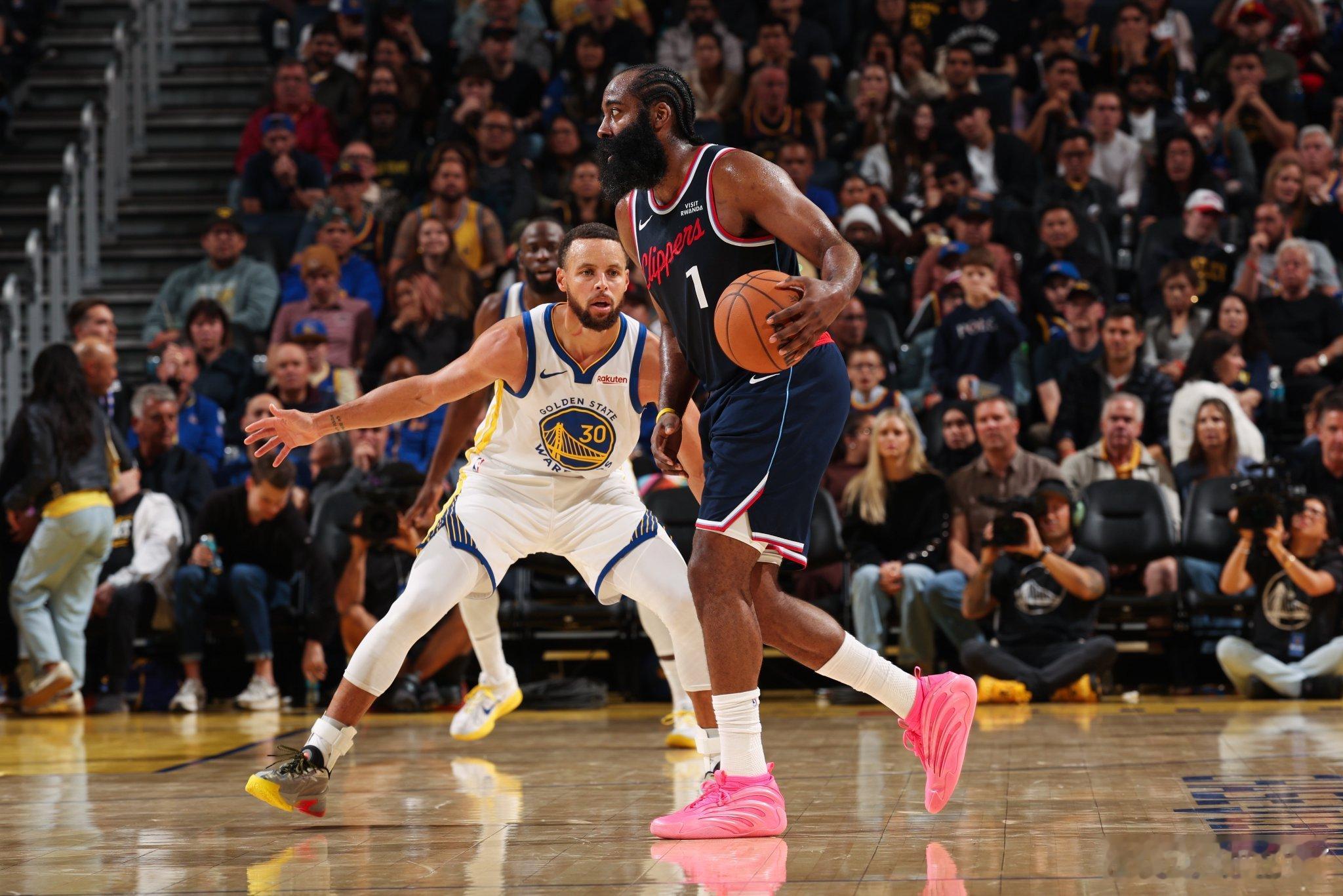 末节还剩4分多钟，快船收兵了，休赛期的银河战舰[doge] 没有鲍威尔亏麻了都说