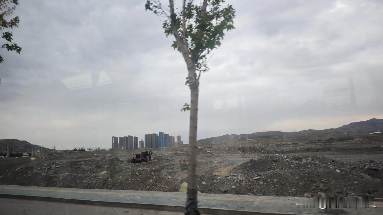 苜蓿沟北路东侧这块地有点可惜了，迟迟没有开发计划。