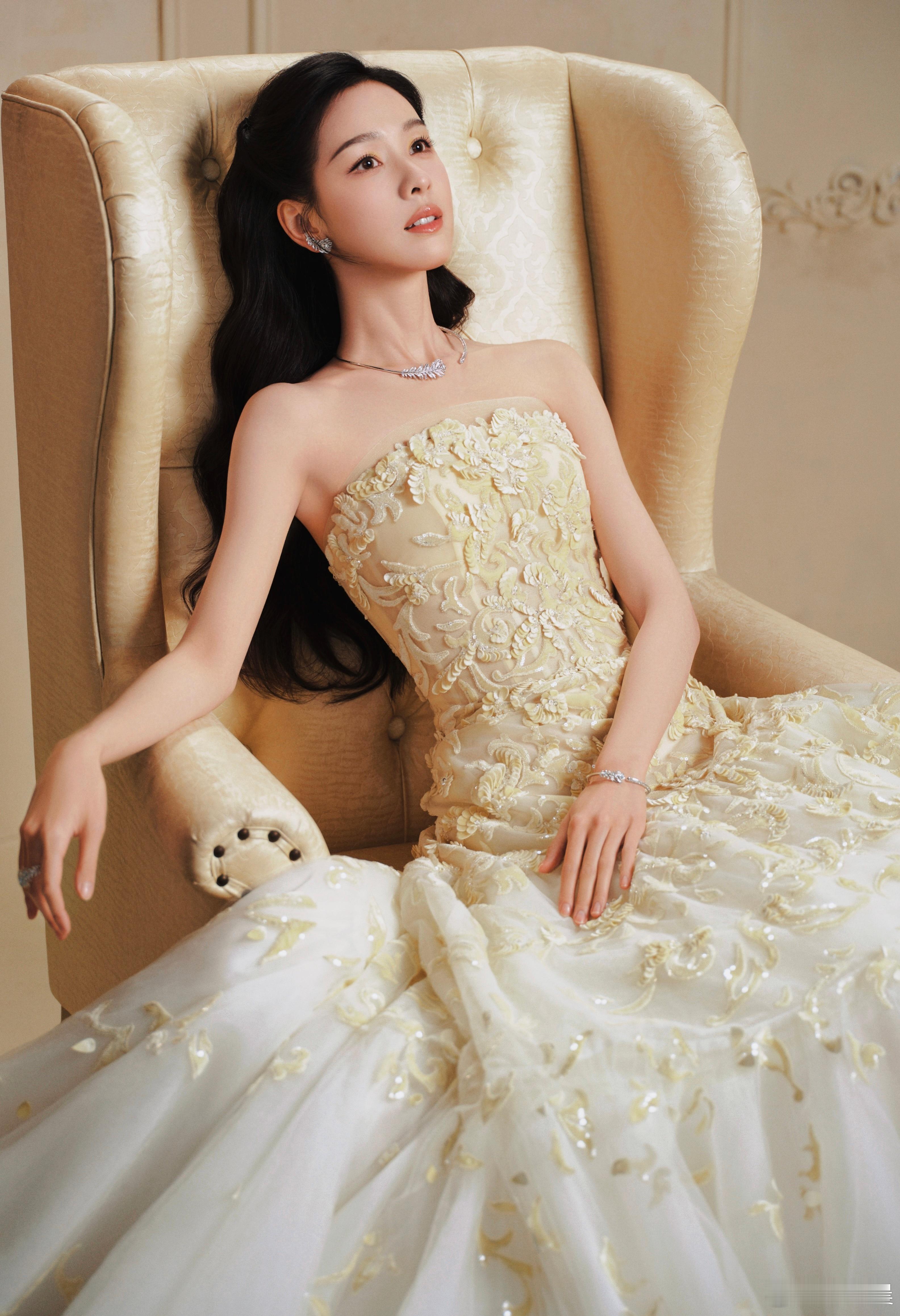 陈都灵童话公主陈都灵的童话公主造型太吸睛，精致裙摆随风摇曳，灵动发饰点缀出甜美，