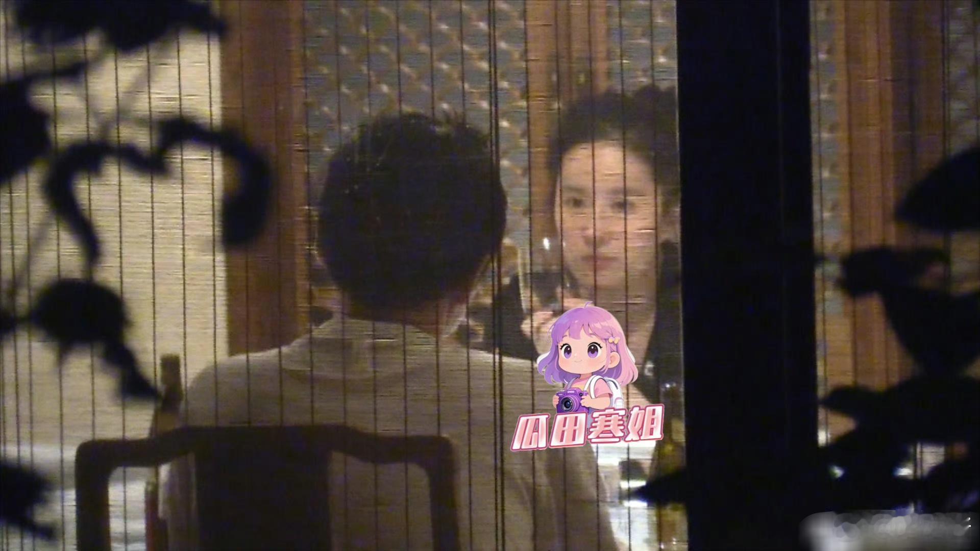 刘亦菲和两位年轻男子聚餐 刘亦菲你再不进组，我真的会哭的[允悲] ​​​