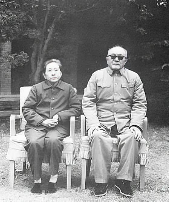 1941年，黄克诚迎娶23岁的女学生唐棣华，结婚前，黄克诚对她说：“你不能因为男