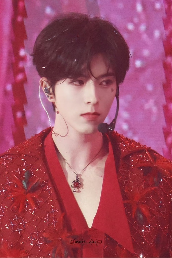 宝贝真的很适合热烈的颜色。所以什么时候挑战一下红发🥺