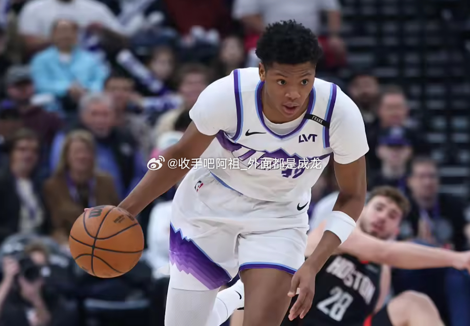 NBA常规赛继续进行，爵士主场128-96大胜雄鹿。在缺兵少将的情况下，爵士的5