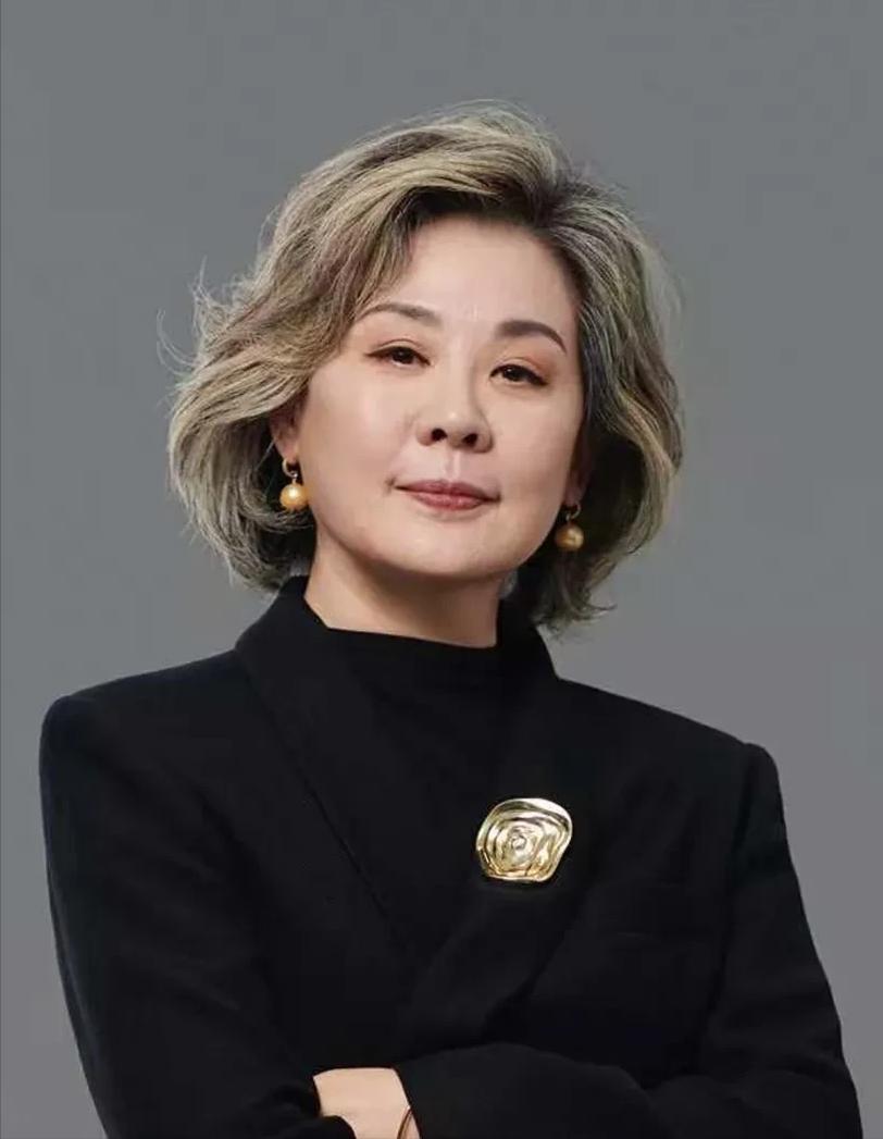 63岁丛珊这一次真是赢麻了！虽然也老了，但将满头白发烫成水波纹卷发，配上柔美五官