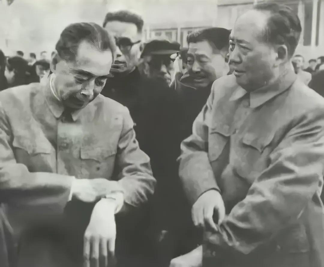 摄影支架
        1956年初秋的一天，周总理随同毛主席来到北京西郊机场
