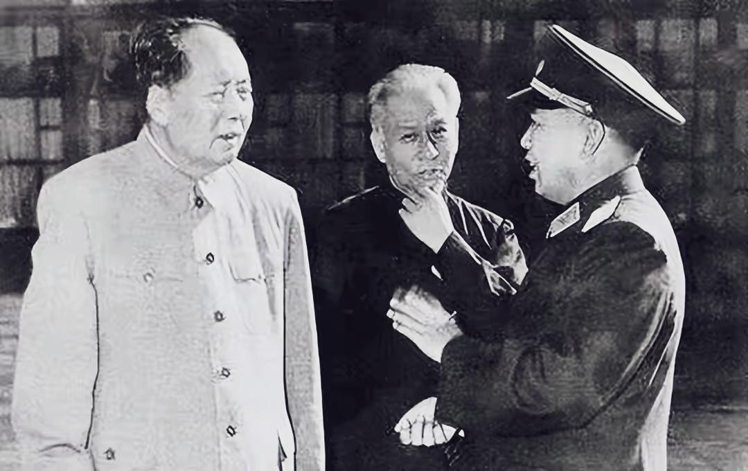 那年，毛主席和少奇同志站在一起，认真听取空军司令刘亚楼上将的现场汇报…