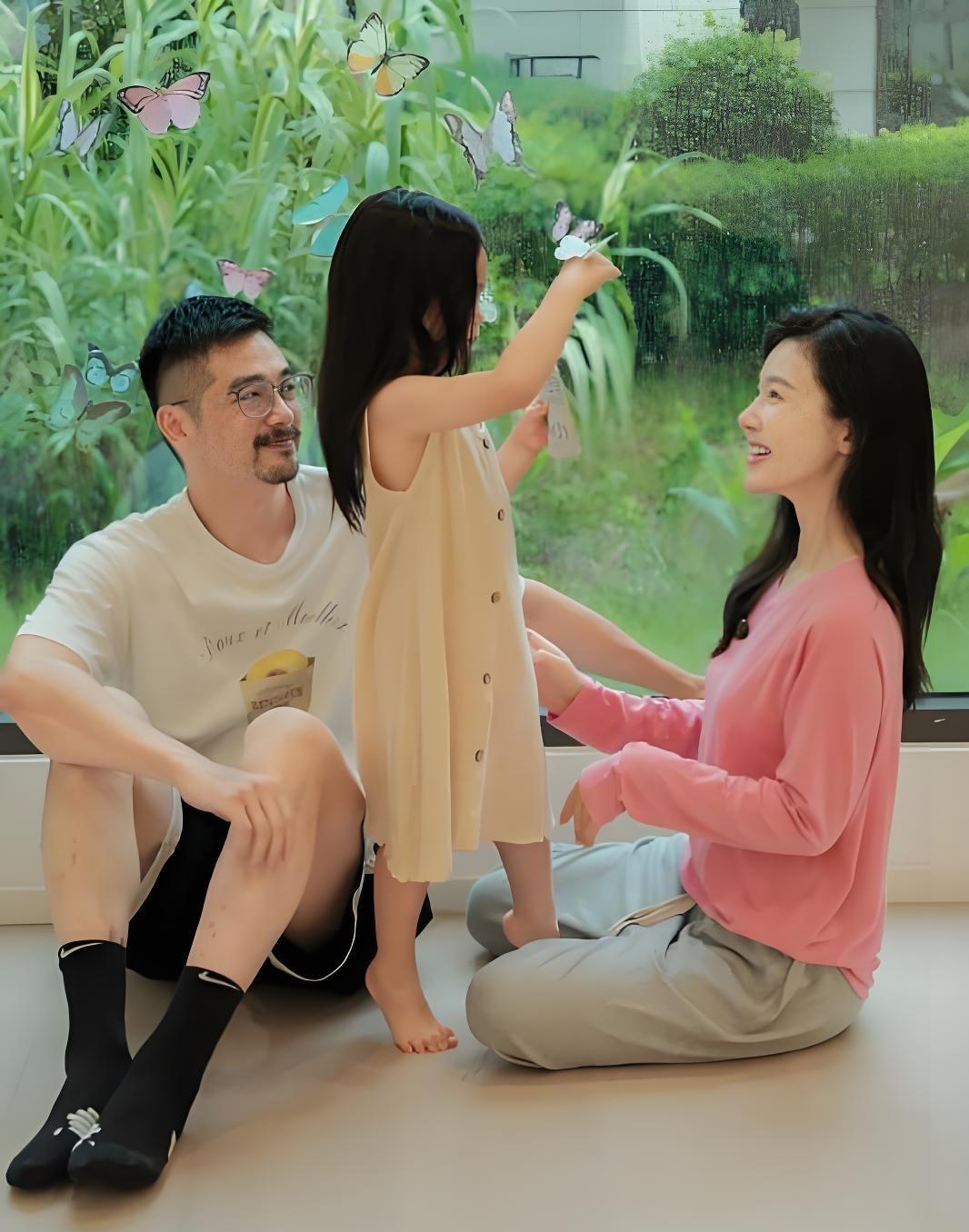 “小喜”公主三岁便展现出迷人魅力，长发飘飘，粉色睡衣映衬出背影绝美。与妈妈杨子姗