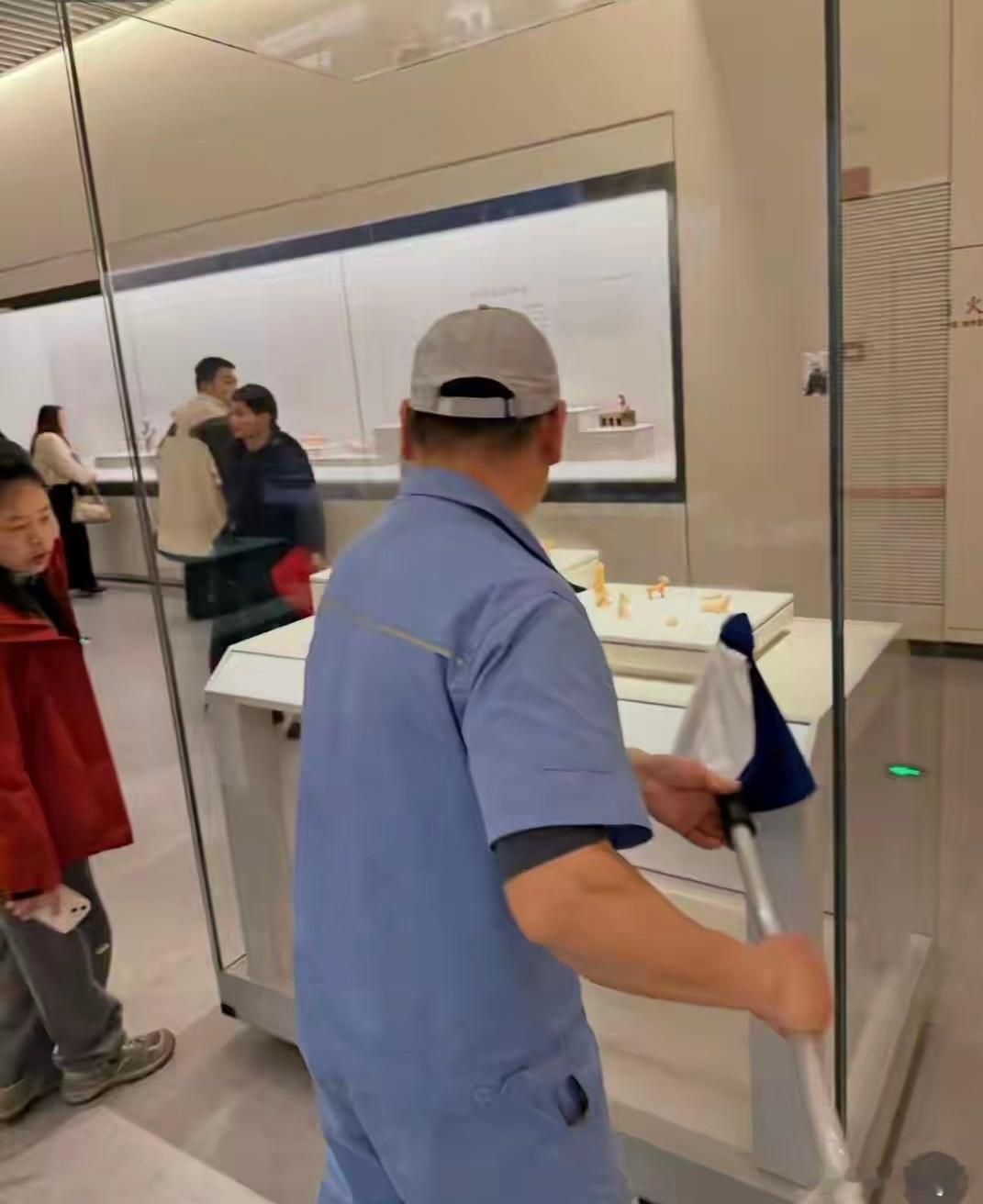 我参观过很多博物馆，几乎所有博物馆展示柜的玻璃都非常干净，一尘不染，但是能做到不