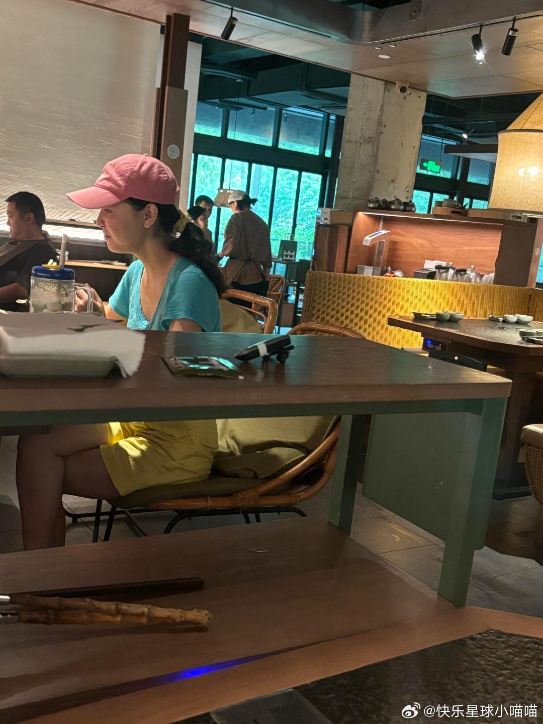 武汉偶遇吴倩吃火锅偶遇吴倩武汉吃火锅 网友在武汉吃火锅都能偶遇吴倩，简单的打扮都