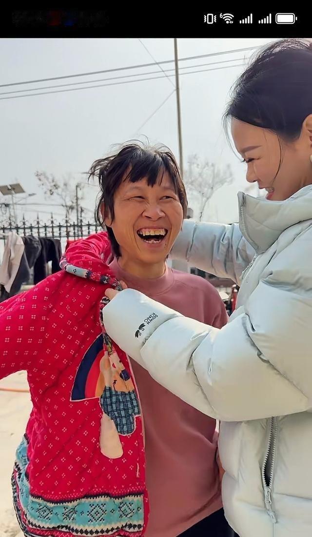 宁宁带货翻车了，老婆孩子出镜邋里邋遢，梦秋头发炸成天线，周敏衣服皱得像抹布，站一