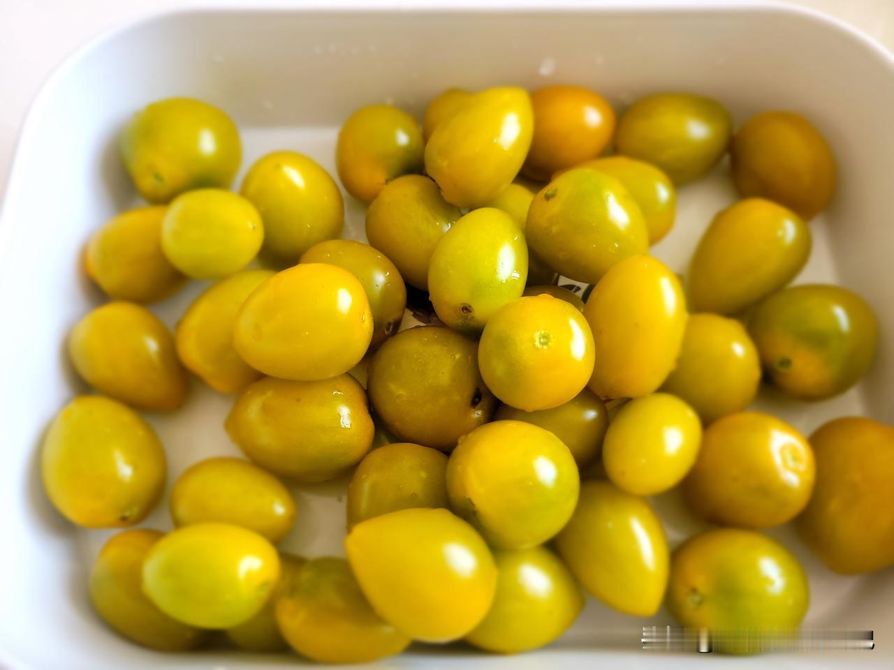 昨天去超市，看到小番茄柜台有一种长尖的绿黄色品种，而且价格最高。我买了一斤。
