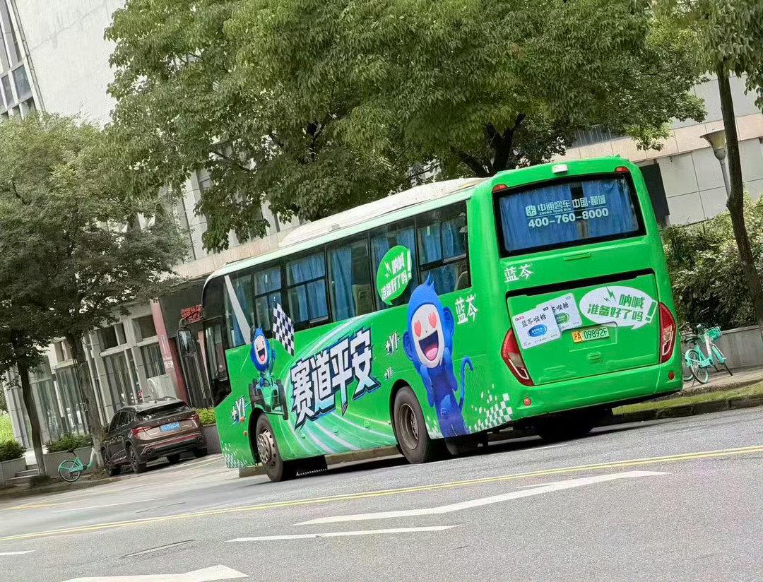 王一博9月上海站赛车不仅七家商务品牌跟随他进赛场，场外还有更多品牌应援打call