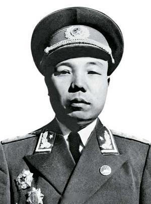 今天，开国上将萧华逝世41周年！17岁担任师政委 ，22岁任纵队司令，39岁成为