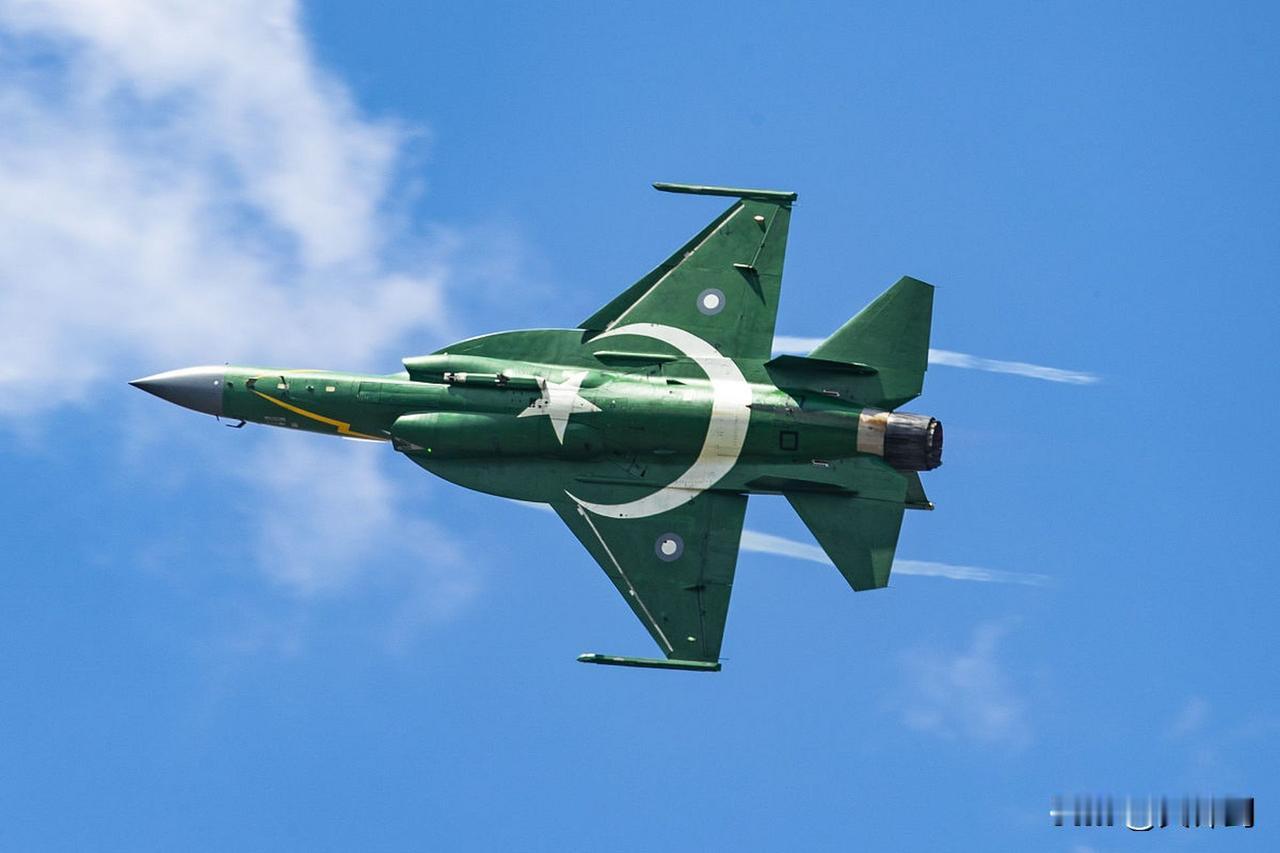 在国际军贸的激烈角逐中，JF-17“枭龙”战机凭借显著的价格优势脱颖而出，成为众