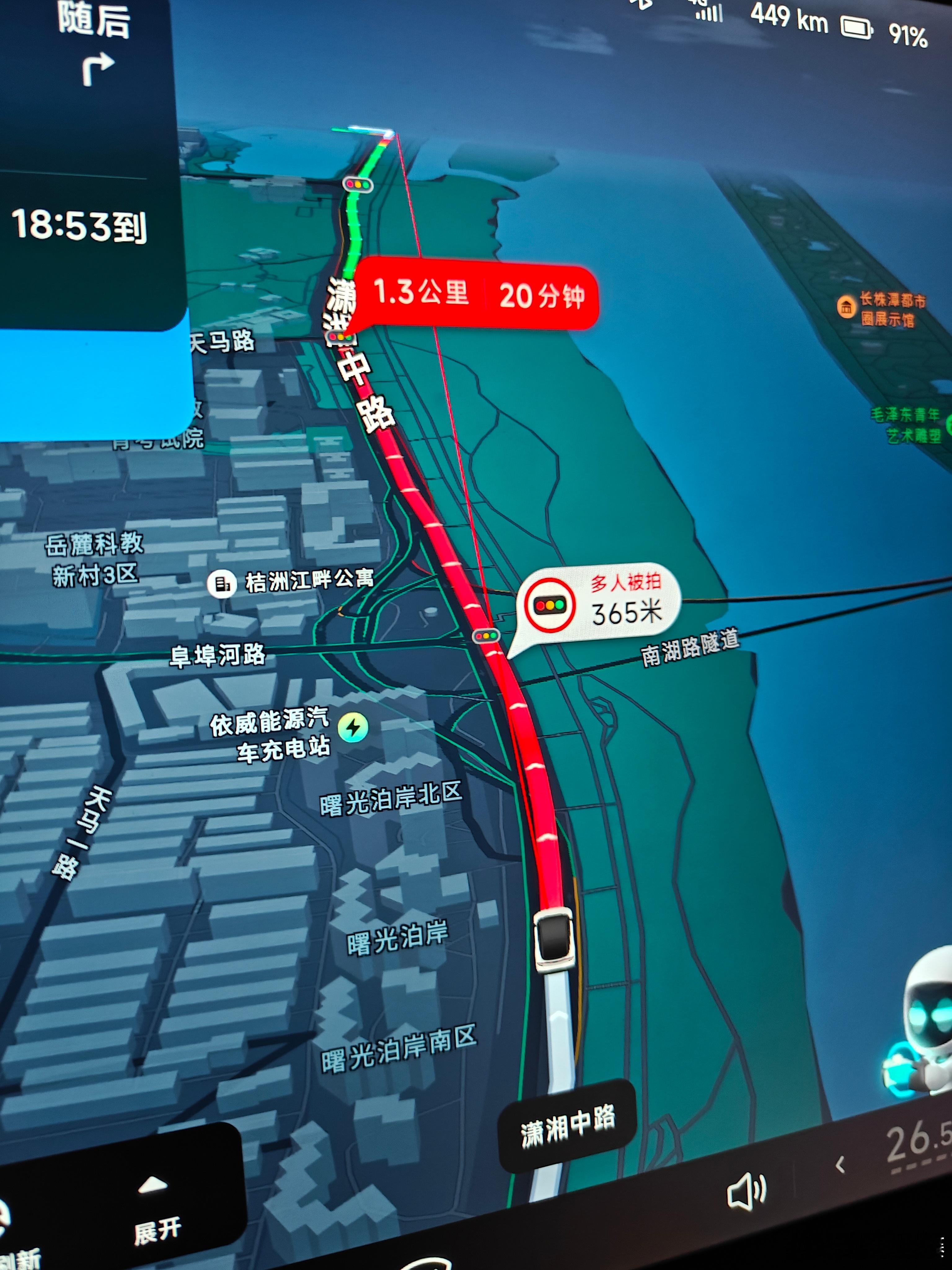 大意了，我还以为不出城就不堵，没想到大雨天还会有一堆人跑到江边过年，难道今晚有烟