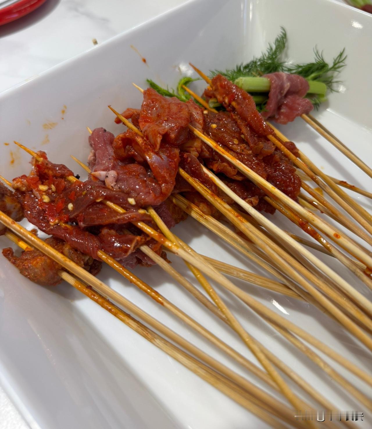 家人们谁懂啊！今天的家庭聚餐，直接被这盘卤串香迷糊了！

红油裹着嫩牛肉，芝麻和