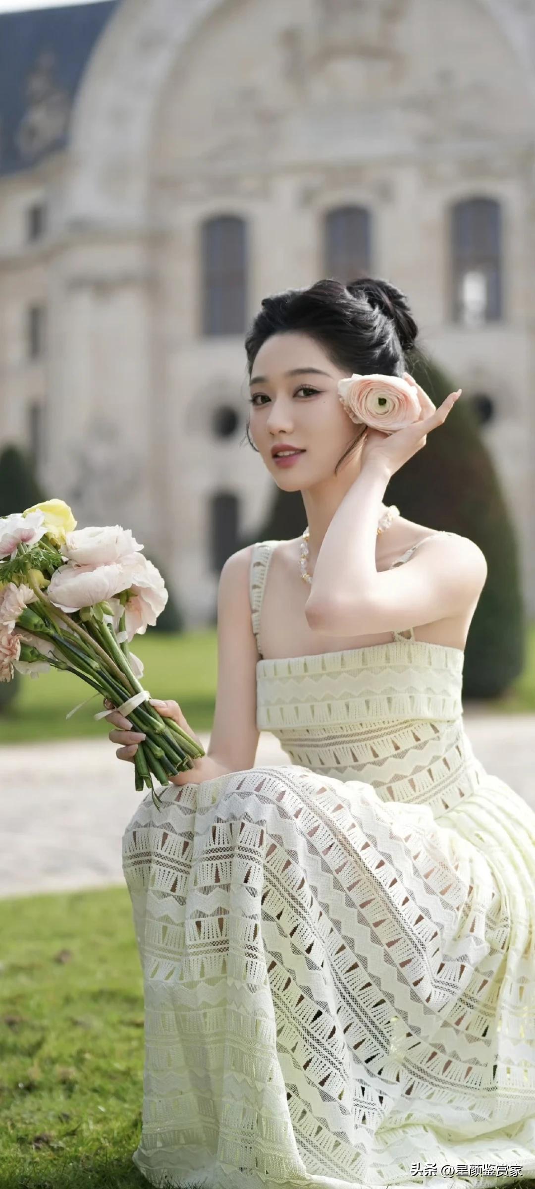 岳雨婷壁纸～
法式浪漫尽显，蕾丝裙与花束在春日里邂逅。