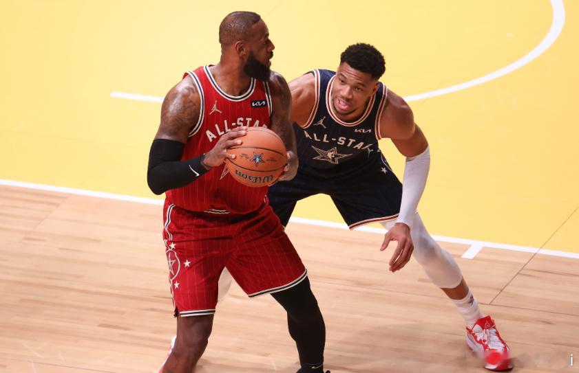 据此前报道，字母哥和他的经纪人与雄鹿队展开会谈，核心内容是自己的未来。前NBA球