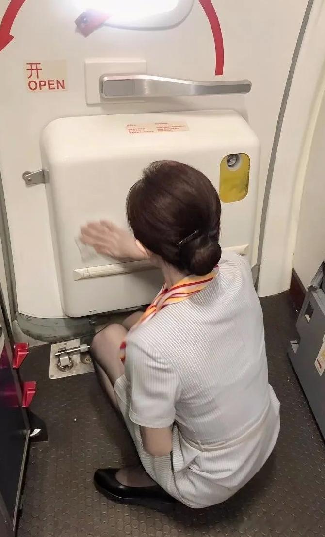 空姐也好辛苦啊，都累瘫了不嫌弃就来我家休息吧 ​​​