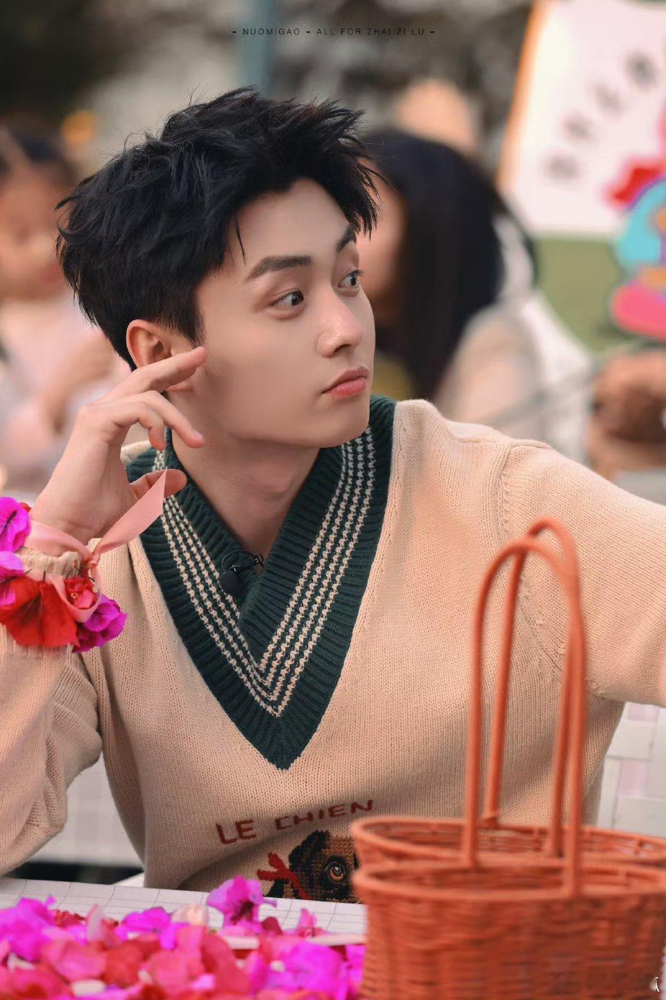 翟子路戴了天安门同款三角梅天安门同款三角梅杀疯了！缠在手腕是京城春日限定浪漫，这