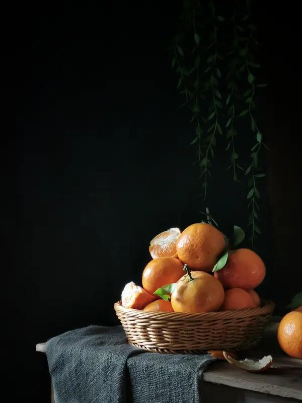 这照片不完美，对焦虚、构图随意，背景还有没收拾的碗筷。但每次翻到，我都会停下。它