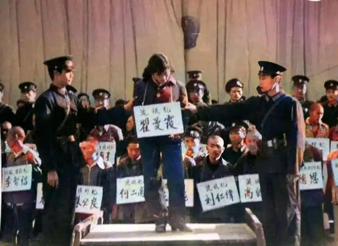 1983年，23岁的“女流氓”被押往刑场。在法警举枪的那一刻，她向天空呼喊：“我