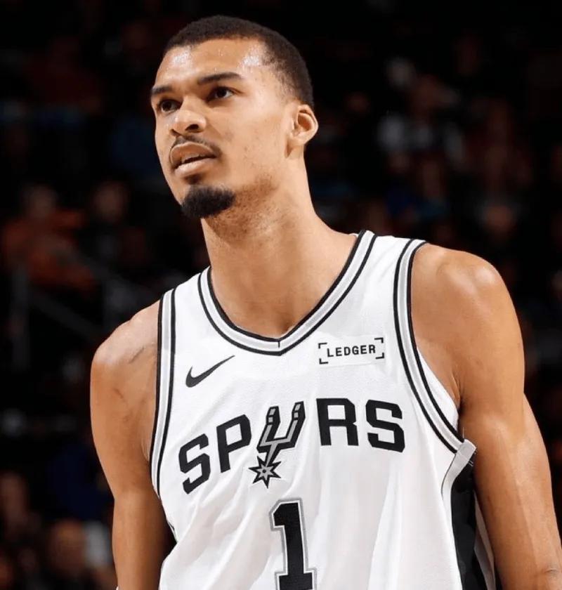 过去5场比赛，文班亚马杀疯了！

——场均34.6分14篮板3.2盖帽
——投篮