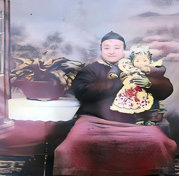 1918年，这名被父亲抱在怀里的小姑娘只有一岁。她并不会料到父亲将于一年后去世，