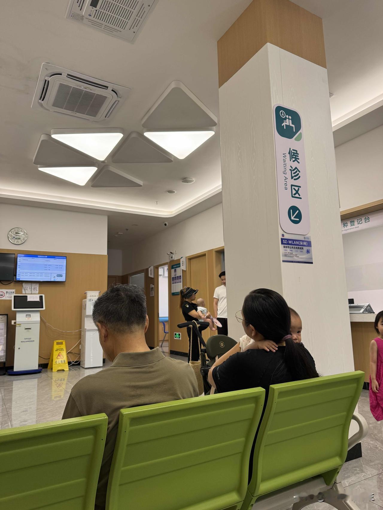 今天我去社区医院接种了带状疱疹疫苗。
我选的是进口疫苗，全程需要接种两针，今天先