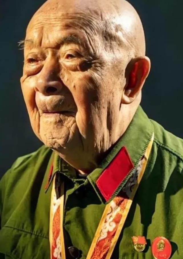 抗美援朝时，他一人歼敌400余人，立下汗马功劳，复员时，却因工作人员写错一字，苦