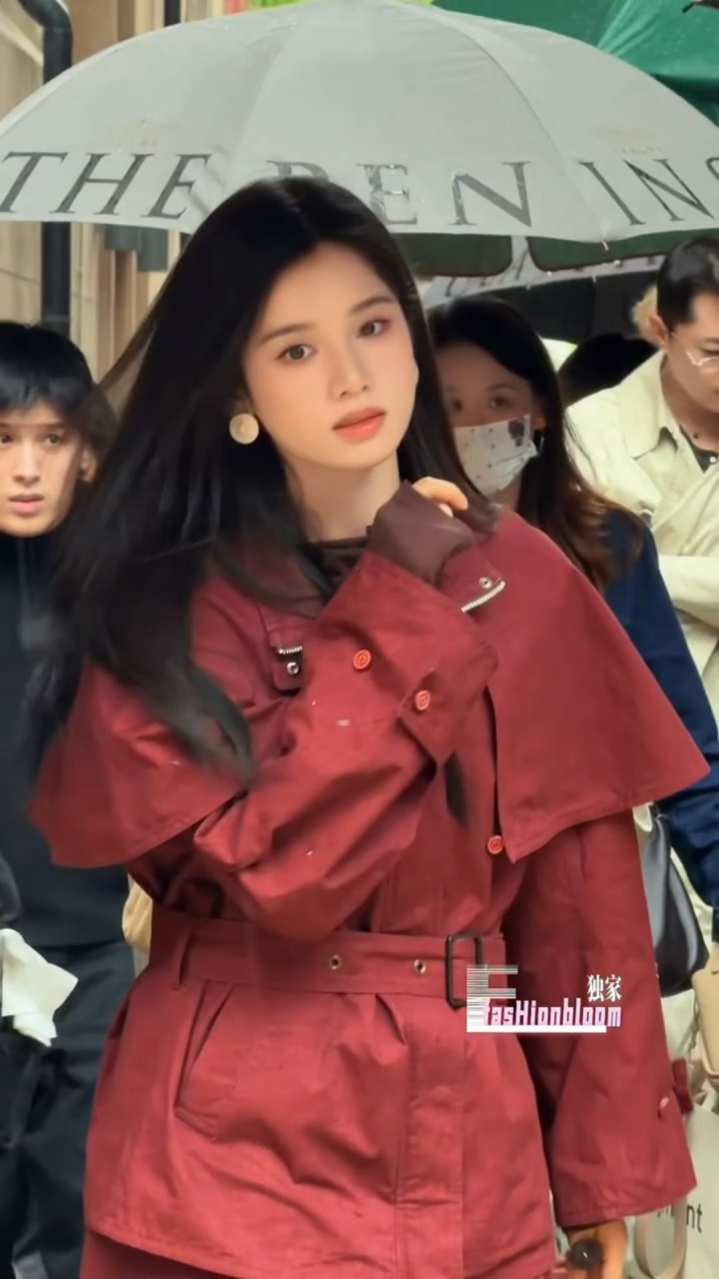 想要依赖婧仪姐姐嘛 张婧仪酒红色风衣造型张婧仪雨中红风衣造型