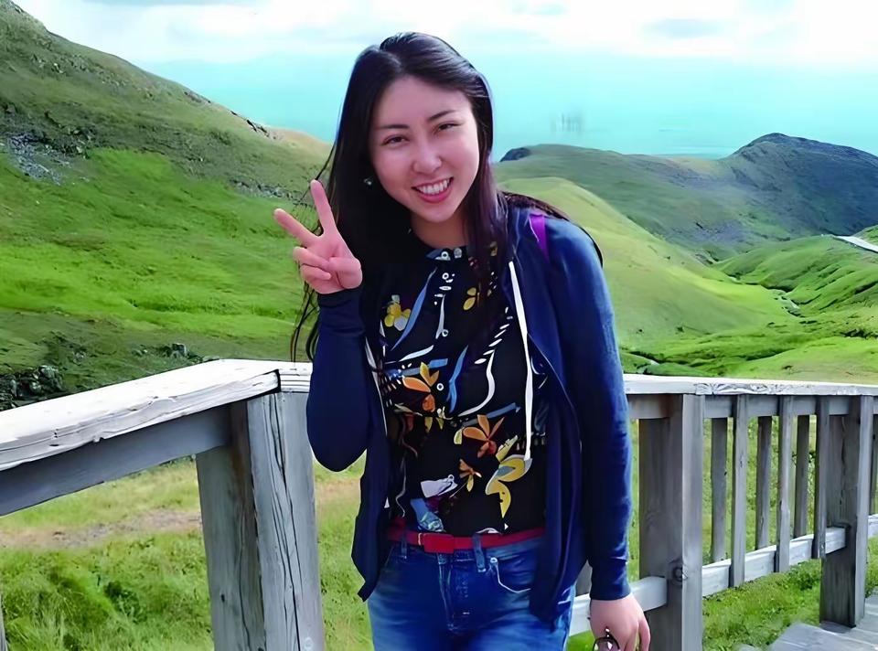 你猜现在全中国，最讨厌贾浅浅的是谁？
就是莫言的女儿管笑笑了，
以前人家管笑笑，